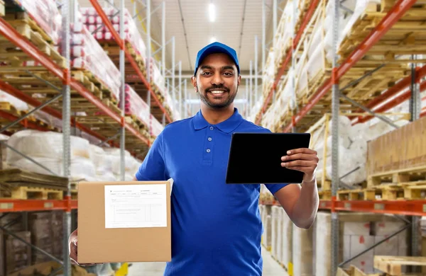 Homem de entrega com tablet pc e caixa no armazém — Fotografia de Stock