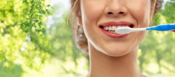 Gros plan de la femme avec brosse à dents nettoyage des dents — Photo