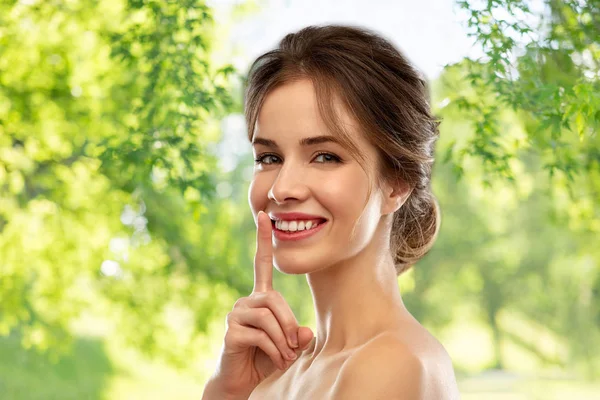 Bella donna sorridente facendo gesto di silenzio — Foto Stock