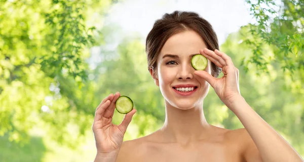 Mulher sorridente com pepino sobre fundo cinza — Fotografia de Stock