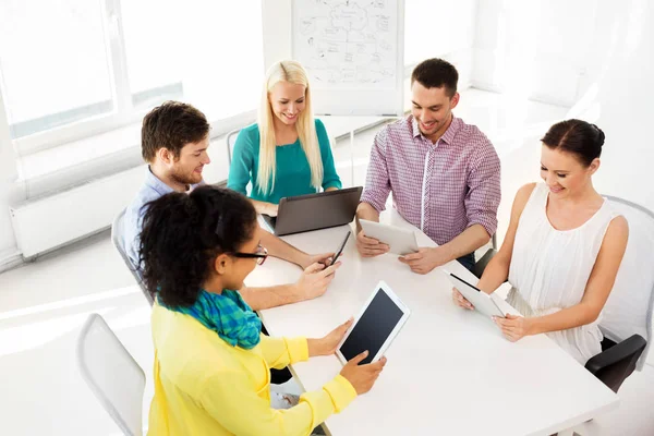 Creatieve team met tabel computers in kantoor — Stockfoto