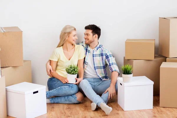 Casal feliz com caixas se movendo para nova casa — Fotografia de Stock