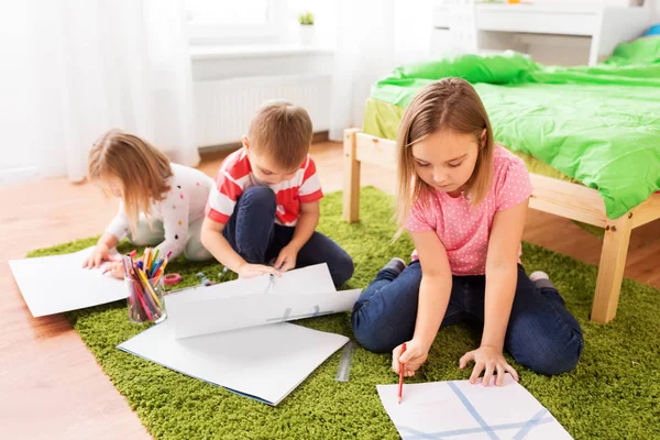 Niños dibujando y haciendo manualidades en casa — Foto de Stock