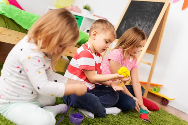 Niños con arcilla para modelar o adelgazar en casa —  Fotos de Stock