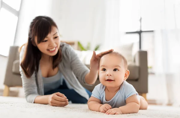 Tatlı küçük Asya bebek çocuk evde annesi ile — Stok fotoğraf