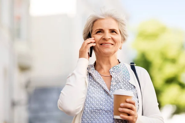 Старшая женщина звонит на смартфон в городе — стоковое фото