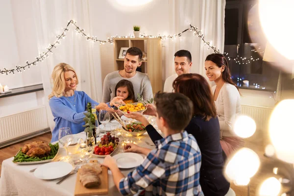 Щаслива сім'я вечеря вдома — стокове фото