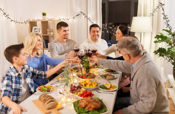 Familia feliz teniendo una cena en casa —  Fotos de Stock