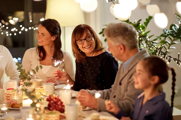 Famiglia con sparklers avendo tea party a casa — Foto Stock