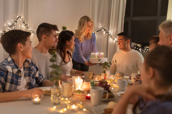 Feliz familia teniendo fiesta de cumpleaños en casa —  Fotos de Stock