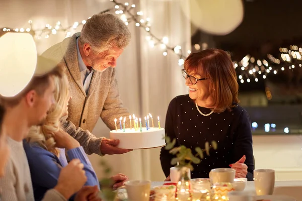 Keluarga bahagia memiliki pesta ulang tahun di rumah — Stok Foto