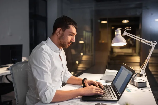 Om de afaceri cu laptop care lucrează la birou de noapte — Fotografie, imagine de stoc