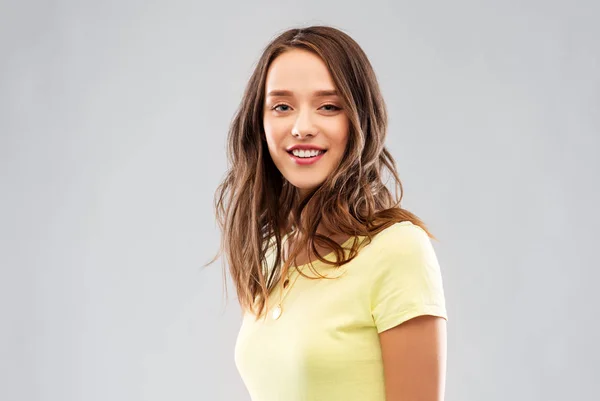 Jonge vrouw of tienermeisje in geel t-shirt — Stockfoto