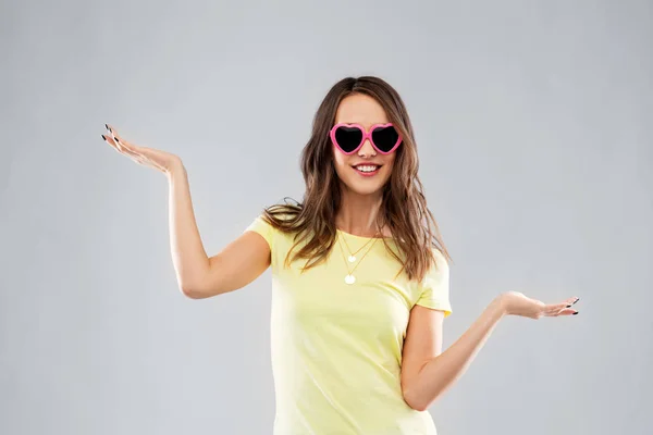 Adolescente en gafas de sol en forma de corazón —  Fotos de Stock