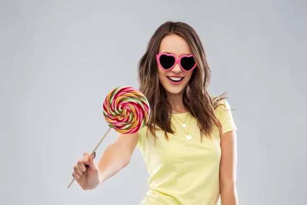 Dospívající dívka v sluneční brýle s lízátko — Stock fotografie