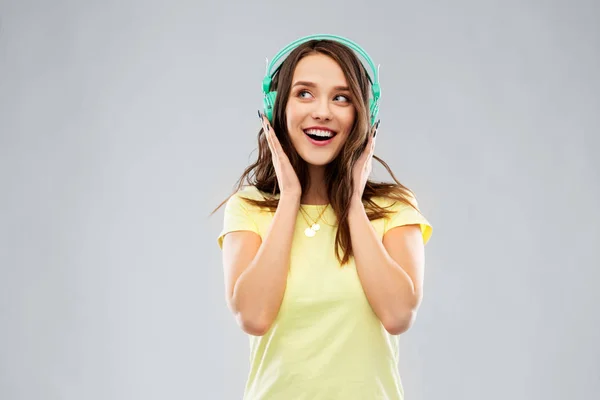 Feliz joven mujer o adolescente con auriculares —  Fotos de Stock