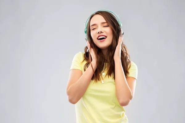 Jovem feliz ou adolescente com fones de ouvido — Fotografia de Stock