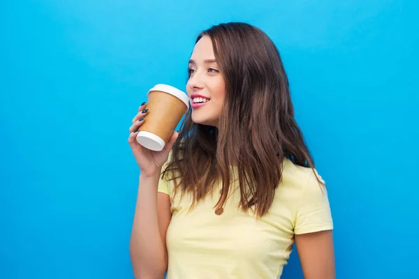 年轻女子或少女喝咖啡 — 图库照片