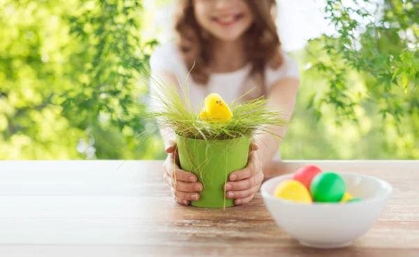 Primo piano di ragazza con pollo giocattolo in vaso da fiori — Foto Stock