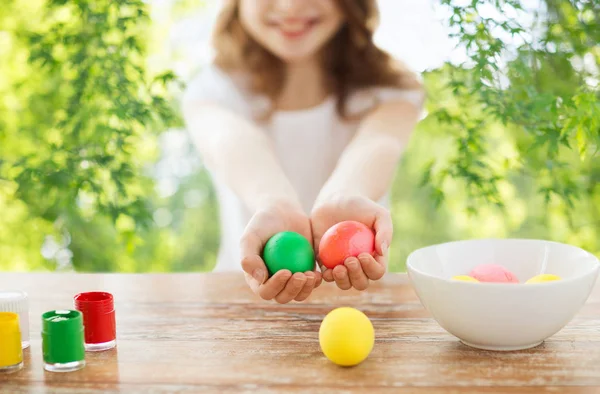 Close up of girl holding colored easter eggs — Stock Photo, Image