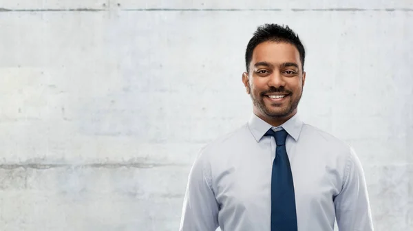 Индийский бизнесмен в рубашке с галстуком на бетоне — стоковое фото