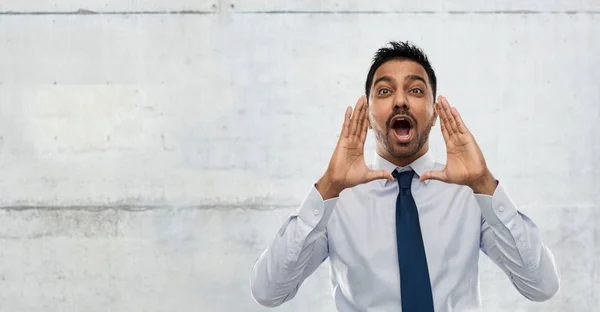 Uomo d'affari indiano chiamando qualcuno sopra concreto — Foto Stock