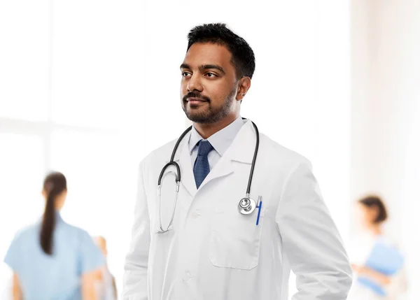 Індійський чоловічий лікар зі стетоскопом — стокове фото