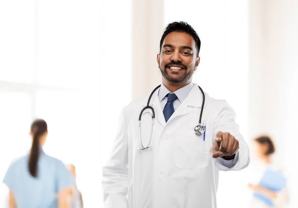 Indiai férfi orvos ujját az Ön mosolyogva — Stock Fotó