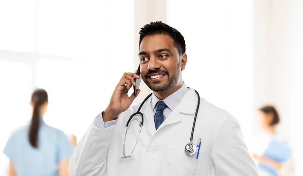 Sorridente índio masculino médico chamando no smartphone — Fotografia de Stock