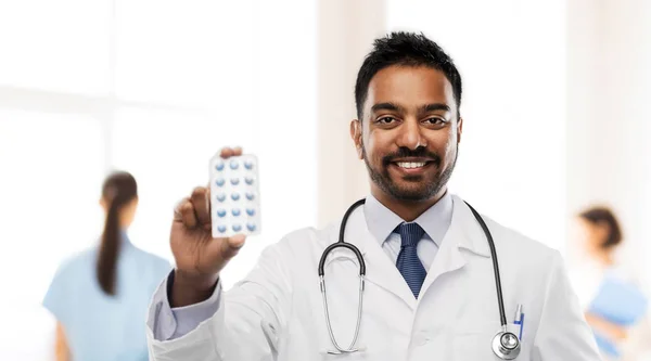 Medicina Profissão Conceito Saúde Médico Masculino Indiano Sorridente Casaco Branco — Fotografia de Stock