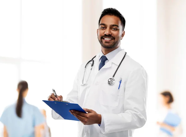 Médecin indien masculin avec presse-papiers et stéthoscope — Photo