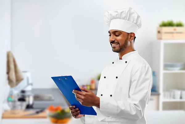 Індійська шеф-кухар читання меню буфер обміну на кухні — стокове фото