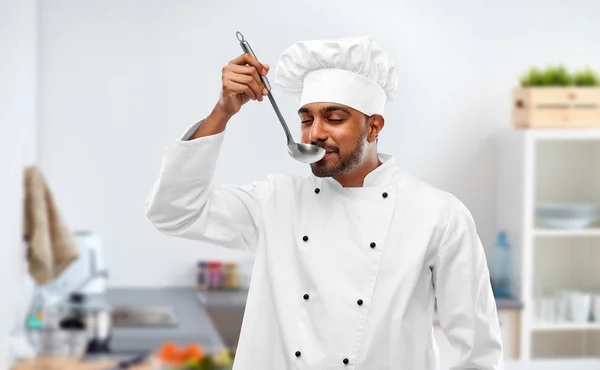 Chef indio degustación de alimentos de cucharón en la cocina — Foto de Stock