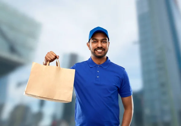 Hombre indio feliz entrega con comida en bolsa de papel — Foto de Stock