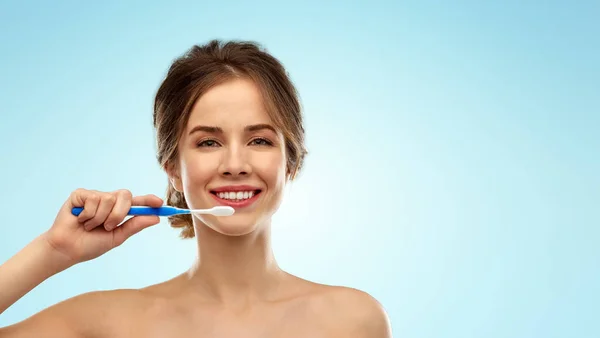 Mulher sorridente com dentes de limpeza escova de dentes — Fotografia de Stock