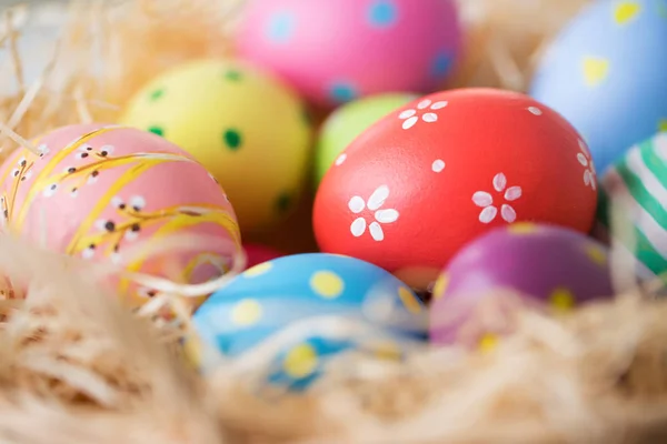 Pascua Vacaciones Tradición Concepto Objeto Primer Plano Huevos Colores Paja —  Fotos de Stock