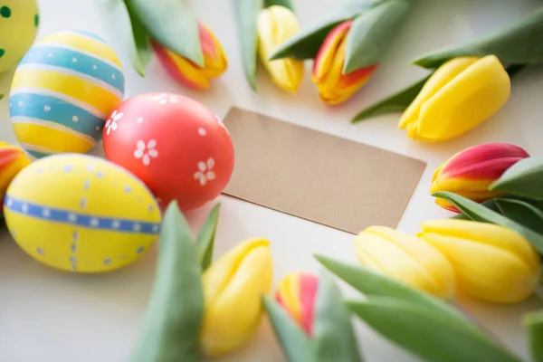 关闭有色复活节彩蛋和郁金香花 — 图库照片