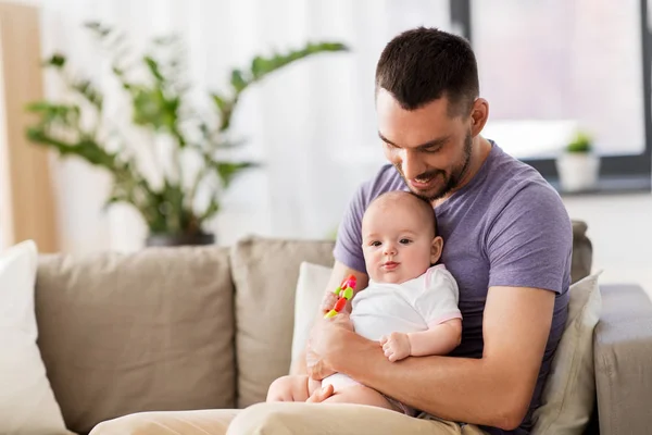 Küçük bebek kızı evde mutlu baba — Stok fotoğraf