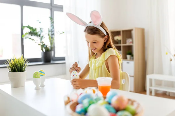 Mutlu kız evde yumurta boyama — Stok fotoğraf