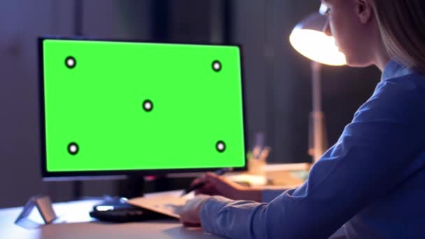 Geschäftsfrau mit grünem Bildschirm am Computer — Stockvideo