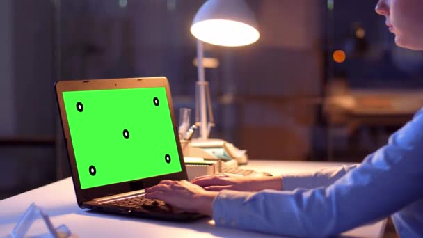 Businesswoman with green screen on laptop at night — Stock Video