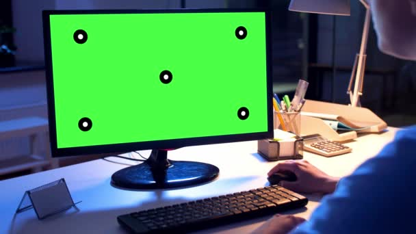 Бизнесвумен с зеленым экраном на компьютере — стоковое видео