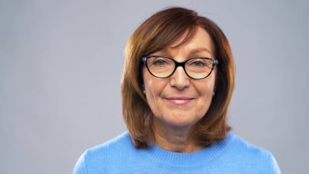 Retrato de mujer mayor feliz en gafas — Vídeos de Stock