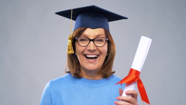 Gelukkig senior afgestudeerde student vrouw met diploma — Stockvideo