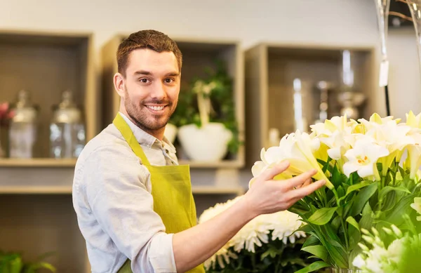 Kwiaciarnia lub sprzedawcą i białe lilie w kwiaciarni — Zdjęcie stockowe
