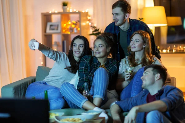 Amigos felizes tirando selfie por smartphone em casa — Fotografia de Stock