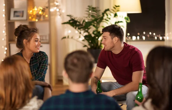 Amis boire de la bière non alcoolisée à la maison — Photo