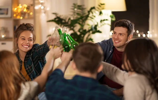 Amigos clinking bebidas em casa à noite — Fotografia de Stock
