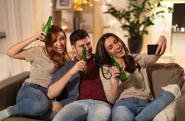 Amigos felizes tirando selfie por smartphone em casa — Fotografia de Stock