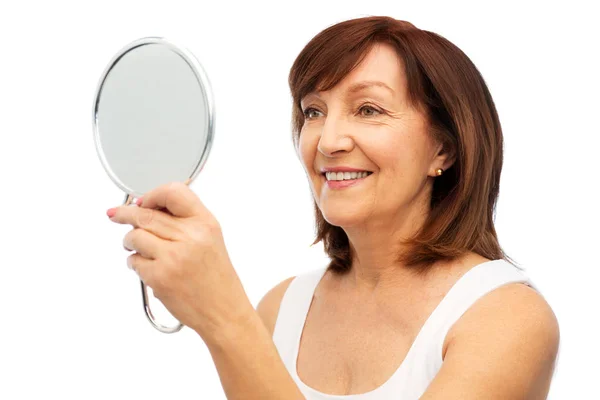 Retrato de mulher sênior sorridente com espelho — Fotografia de Stock